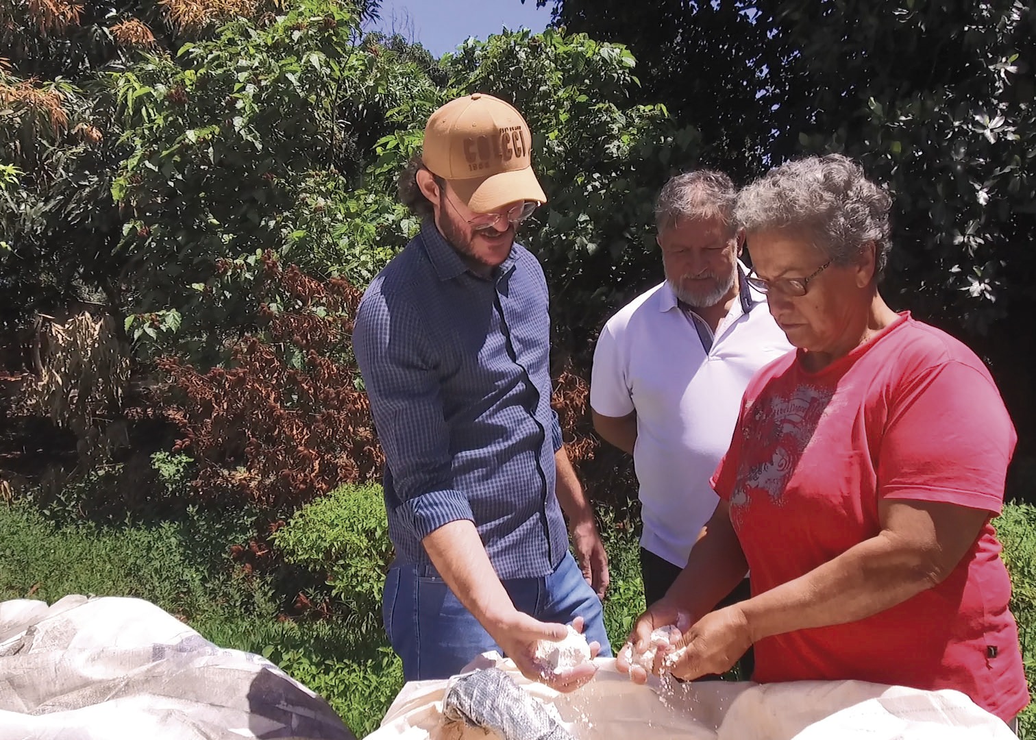 Moradora do Assentamento Mercedina, Lenice Barbosa afirmou que o calcário tem melhorado a qualidade do pasto em sua propriedade - Foto: Arquivo/Prefeitura de Batayporã